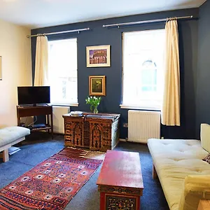 Joivy Bohemian Writers Retreat In Old Town Edinburgh
